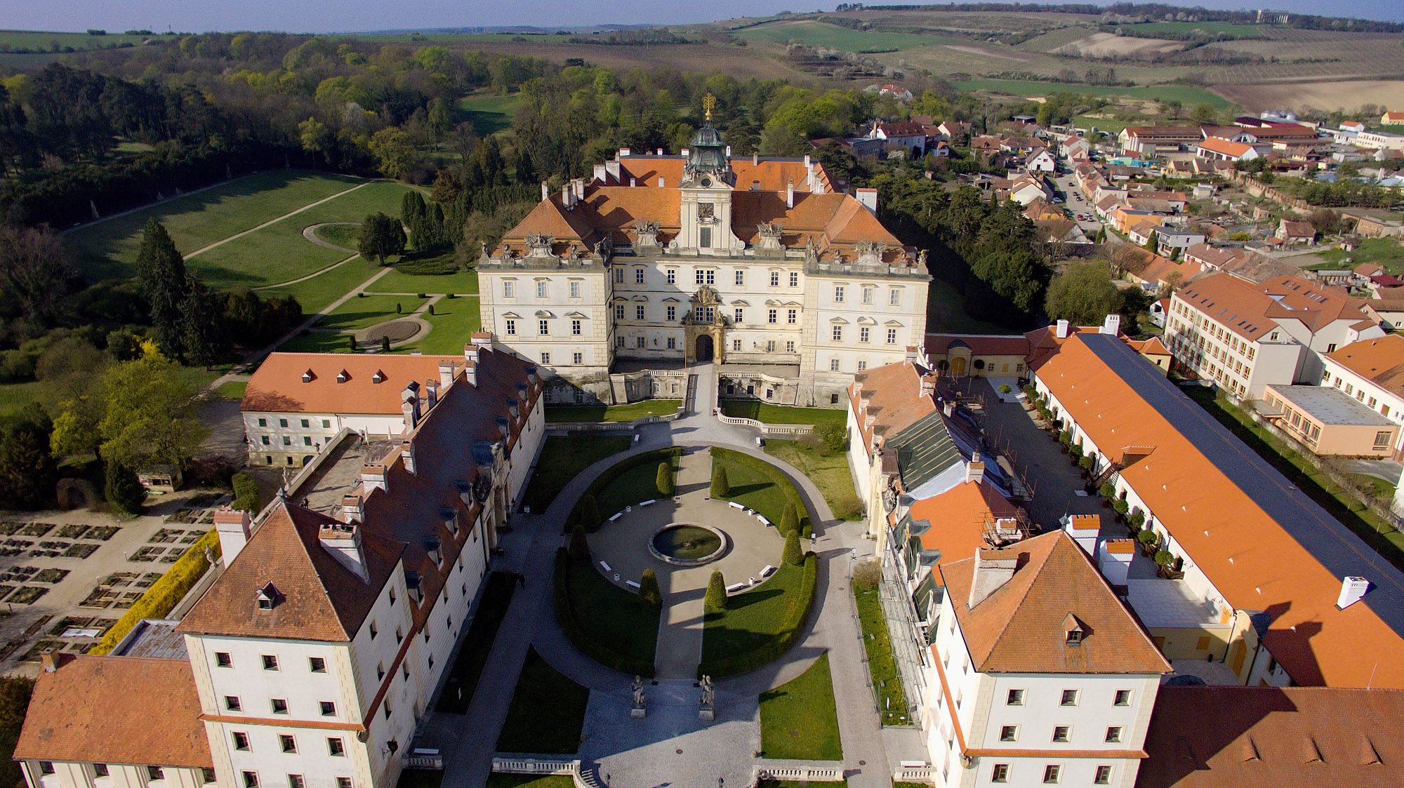 Historie a současnost folklorního života v obcích LVA a Dolního Rakouska